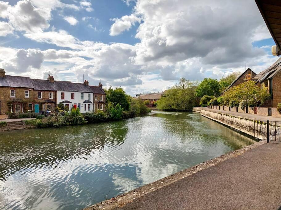 Stunning Riverside Oxford Apartment With Parking Exterior photo